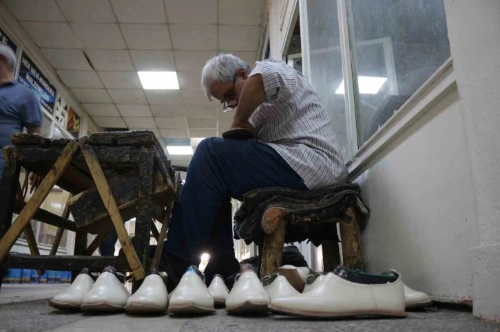Diyarbakır’da 58 yaşındaki usta, yarım asırdır yöresel ayakkabı üretimi yapıyor
