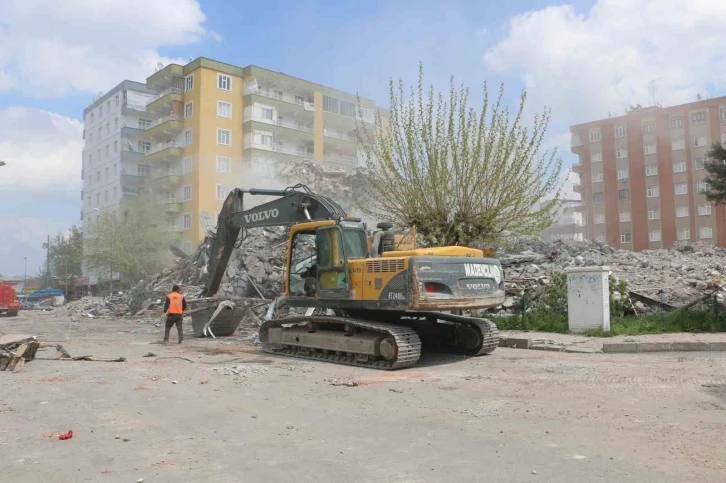 Diyarbakır’da bir kısmı çöken binanın yıkımı tamamlandı
