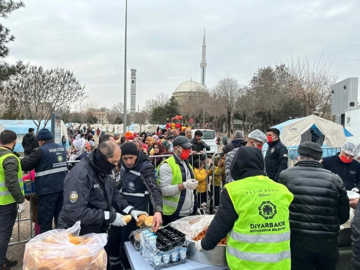 Diyarbakır’da çadır kentlerde 10 bin depremzede ağırlandı
