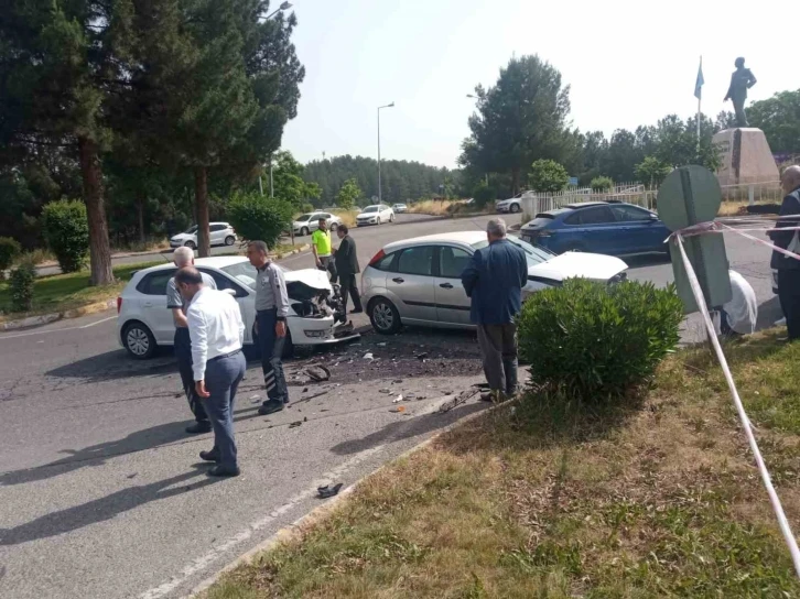 Diyarbakır’da otomobiller kafa kafaya çarpıştı: 1’i bebek 5 yaralı
