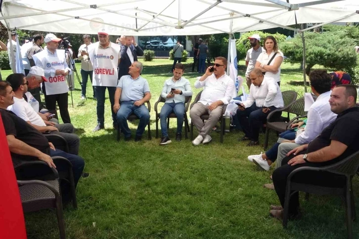 Diyarbakır’daki belediyelerden çıkarılan işçiler, Bağlar Belediyesi önünde oturma eylem başlattı
