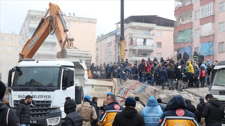 Diyarbakır'da arama kurtarma ekipleri sismik akustik dinleme cihazları da kullanıyor