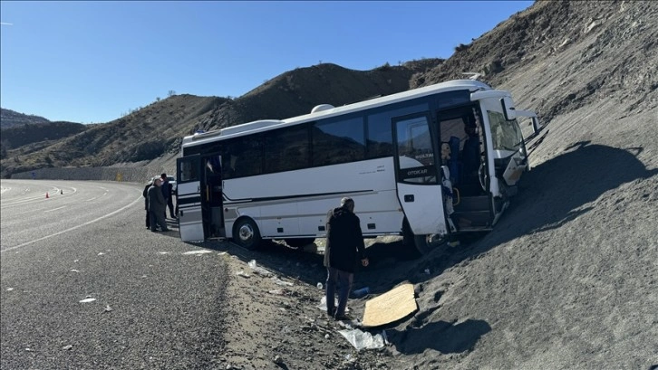 Diyarbakır'da kontrolden çıkarak yamaca çarpan midibüsteki 27 kişi yaralandı