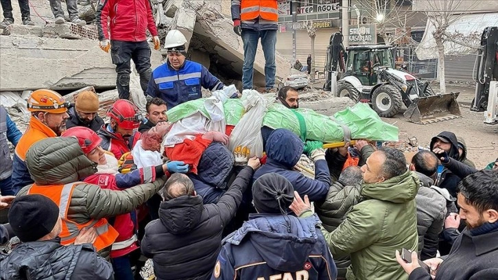 28 saat sonra enkazdan bir kadın kurtarıldı