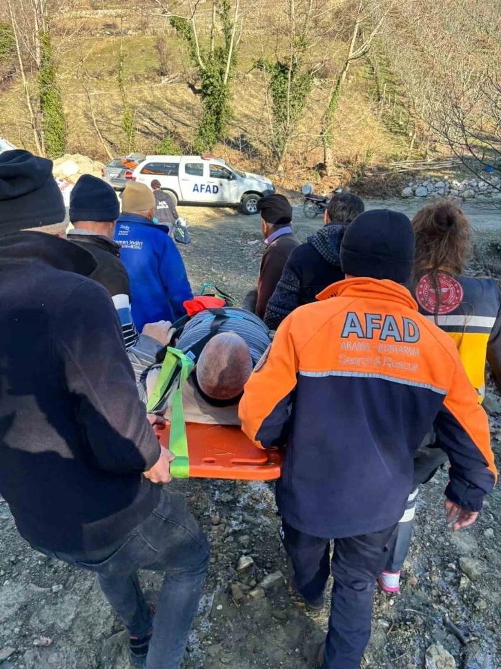 Doğa gezintisinde düşerek ayağı kırılan adamı AFAD kurtardı
