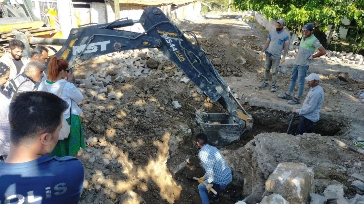 Doğal gaz kazısı yapan kepçenin bıçağına lahit takıldı
