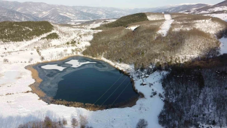 Doğal kaynaklarla beslenen Karamurat Gölü’nden kış manzarası
