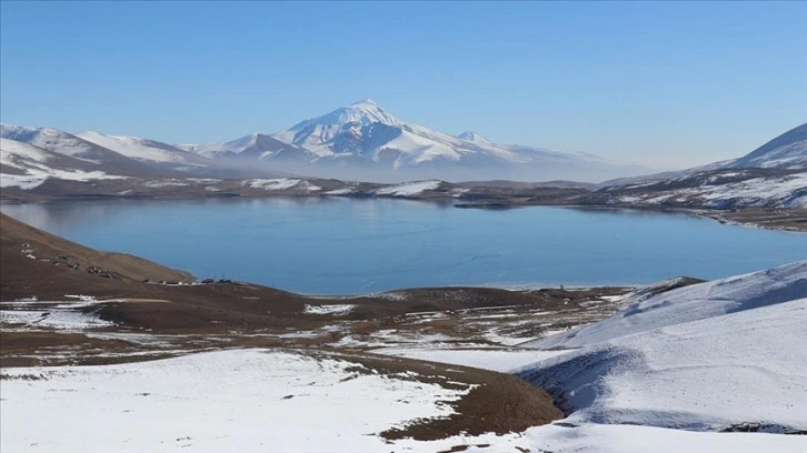 Doğu Anadolu'nun saklı güzelliği Balık Gölü tamamen dondu