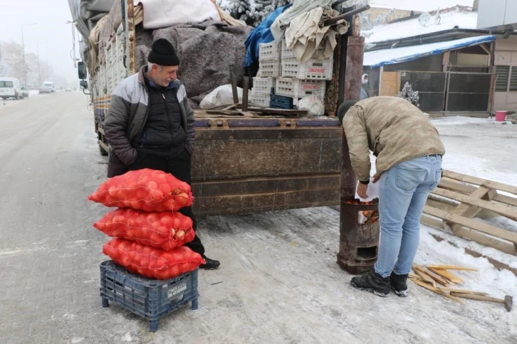 Doğu buz kesti, pazarcılar soğuktan korunmak için soba kurdu
