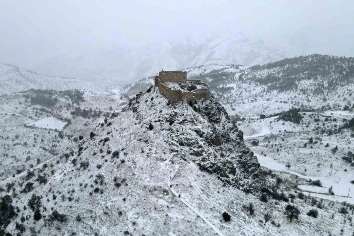 Doğu Karadeniz’in en görkemli kalesine kar altında doğa yürüyüşü
