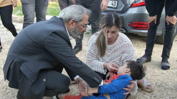 Doktor Başkan rahatsızlanan çocuğa müdahale etti
