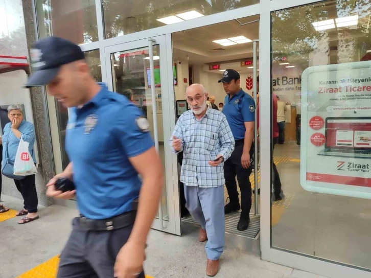 Bursa'da dolandırılmak üzere olan yaşlı adamı banka görevlileri ikna edemedi, polis ikna etti