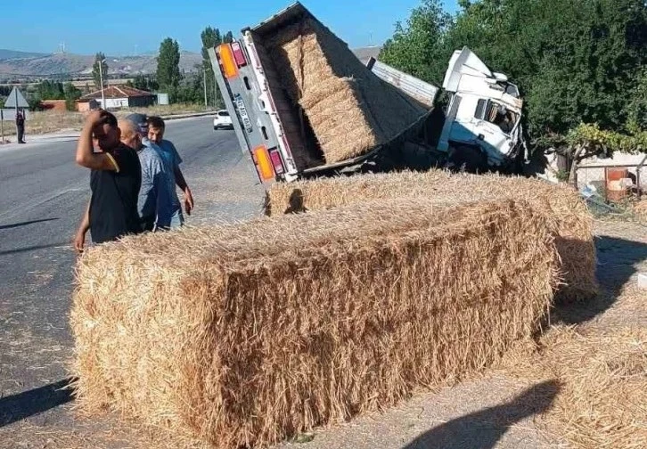 Dolmuş beklerken üzerine saman balyası düşen kadın hayatını kaybetti