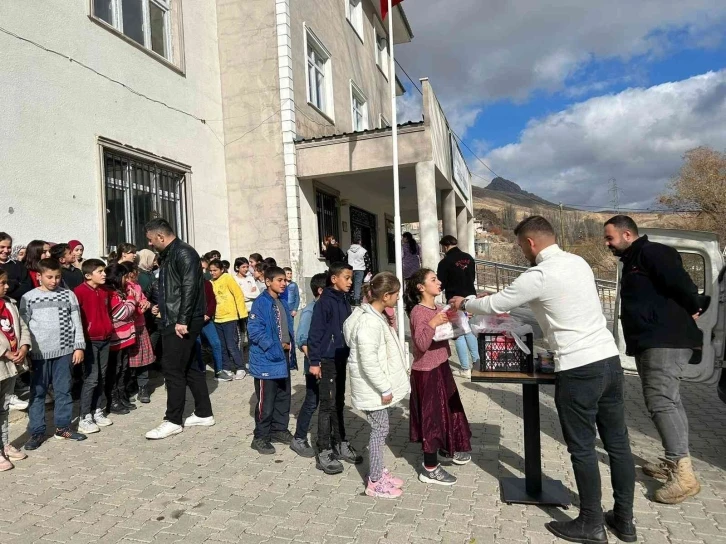 DONAS, Öğretmenler Günü’ne özel okullarda döner ve ayran dağıttı
