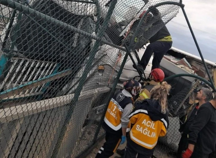 Dondurulmuş tavuk yüklü tır devrildi, sürücü 2 saatte kurtarıldı
