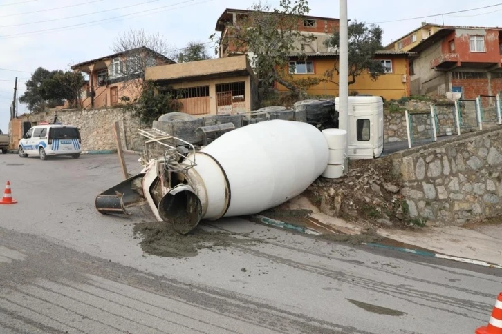 Dönüş yapan beton mikseri devrildi, sürücü yara almadan kurtuldu
