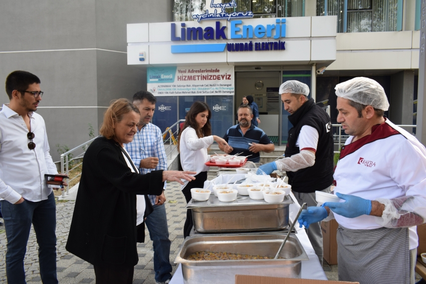 Limak müşterilerine aşure dağıttı