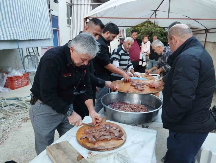 Düğün evinde sabah kahvaltısında ciğer ikram ediliyor
