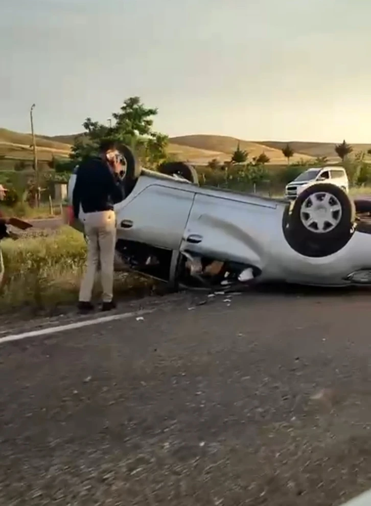 Düğün konvoyuna katılan otomobil takla attı: 2 yaralı
