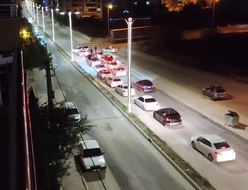 Düğün konvoyunda araçtan inip trafiği durdurup, havaya rastgele ateş açtı
