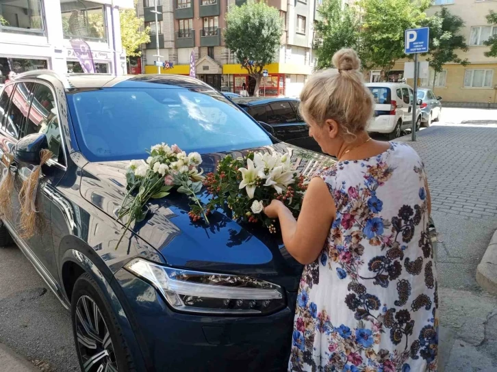 Düğün sezonunun açılmasıyla çiçekçilerin ’gelin arabası’ yoğunluğu başladı
