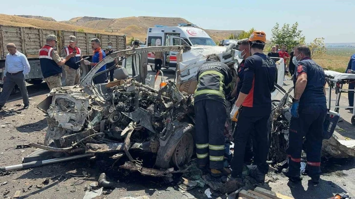 Düğün yolunda pikap ve tır kafa kafaya çarpıştı: 4 ölü, 1 yaralı
