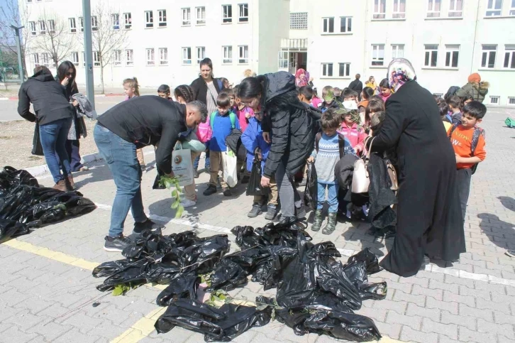 Dünya ormancılık gününde öğrencilere yüzlerce fidan dağıtıldı
