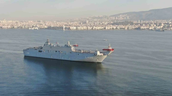 Dünyanın ilk silahlı insansız hava aracı İzmir’de, TCG Anadolu İzmir limanında havadan görüntülendi
