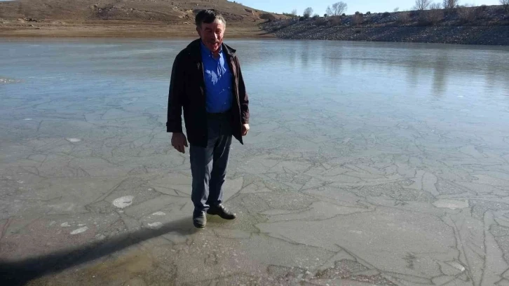 Düşen hava sıcaklıkları nedeniyle gölet yüzeyi buz tuttu
