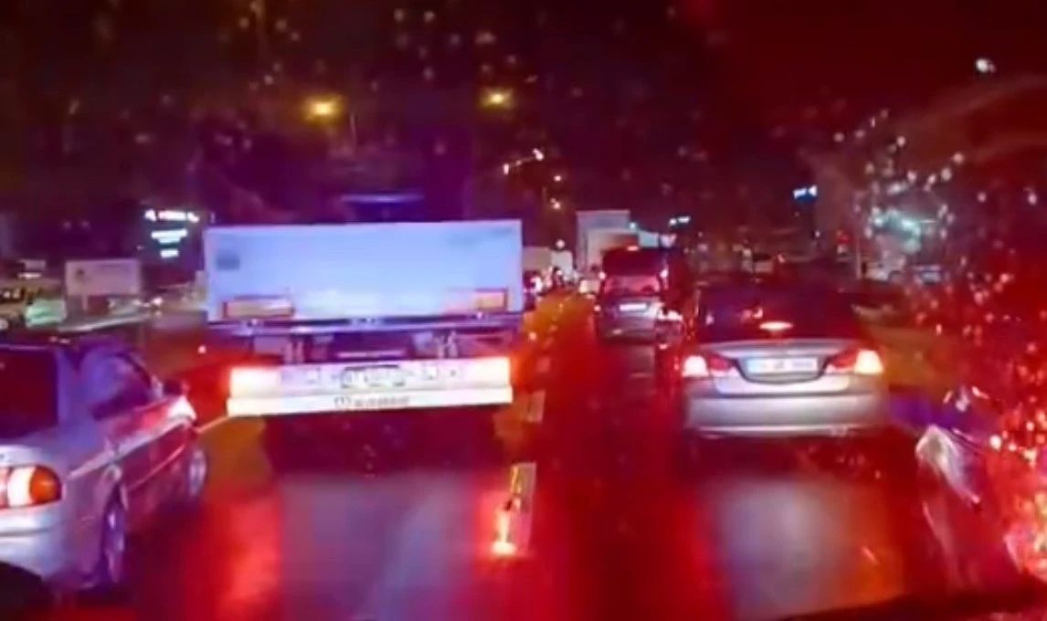 Düzce’de ambulansa fermuar sistemi ile yol verildi, o anlar kamerada