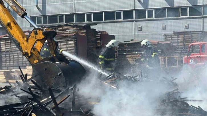 Düzce’de otluk alandaki yangın fabrika bahçesine sıçradı
