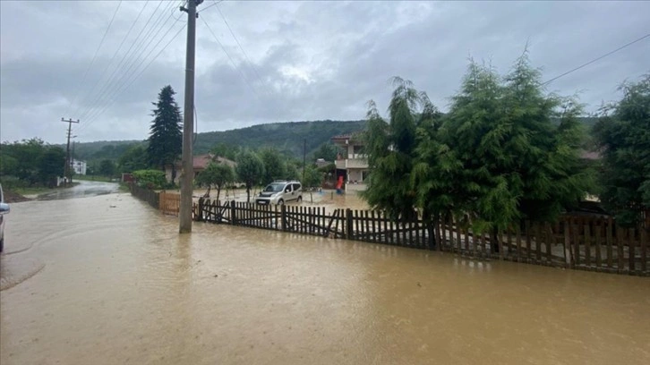 Düzce'de sağanak su baskınlarına neden oldu