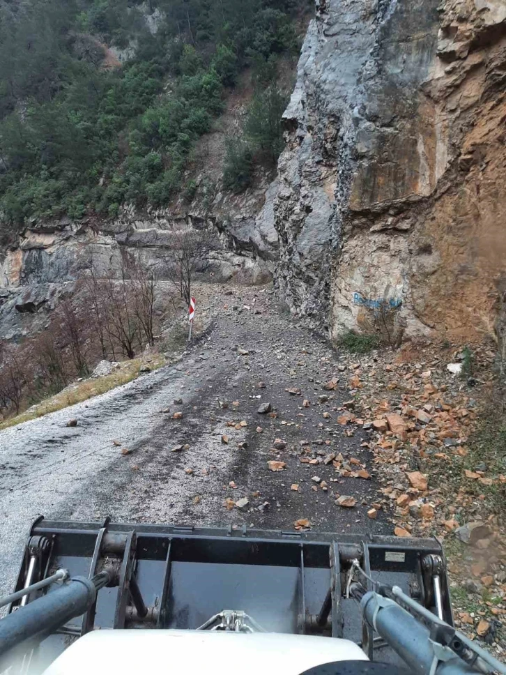 Düziçi’nde deprem sonrası kapanan köy yolları açıldı