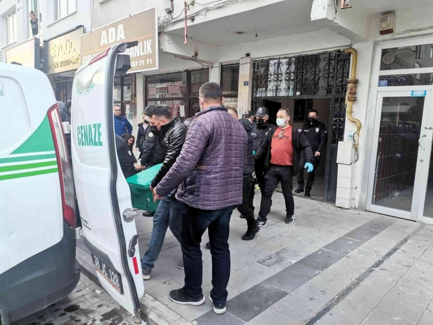 Annesini öldürüp babasını yaralayan şahıs hayatını kaybetti