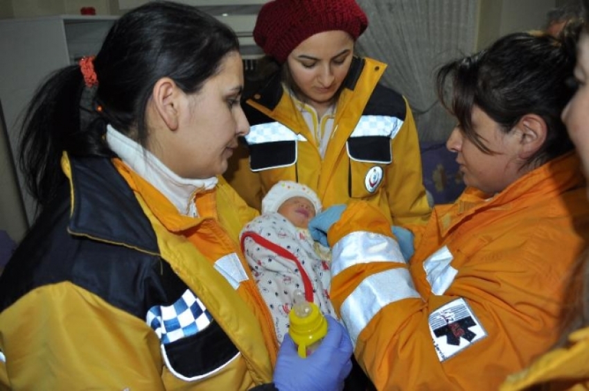 Vicdansızlar yeni doğan bebeği ölüme terk ettiler