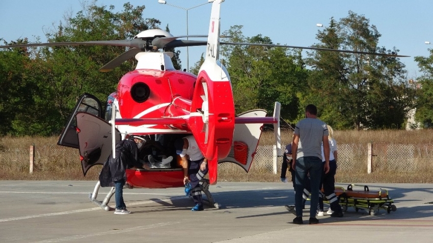 Kalp krizi geçiren yaşlı adamın yardımına ambulans helikopter yetişti