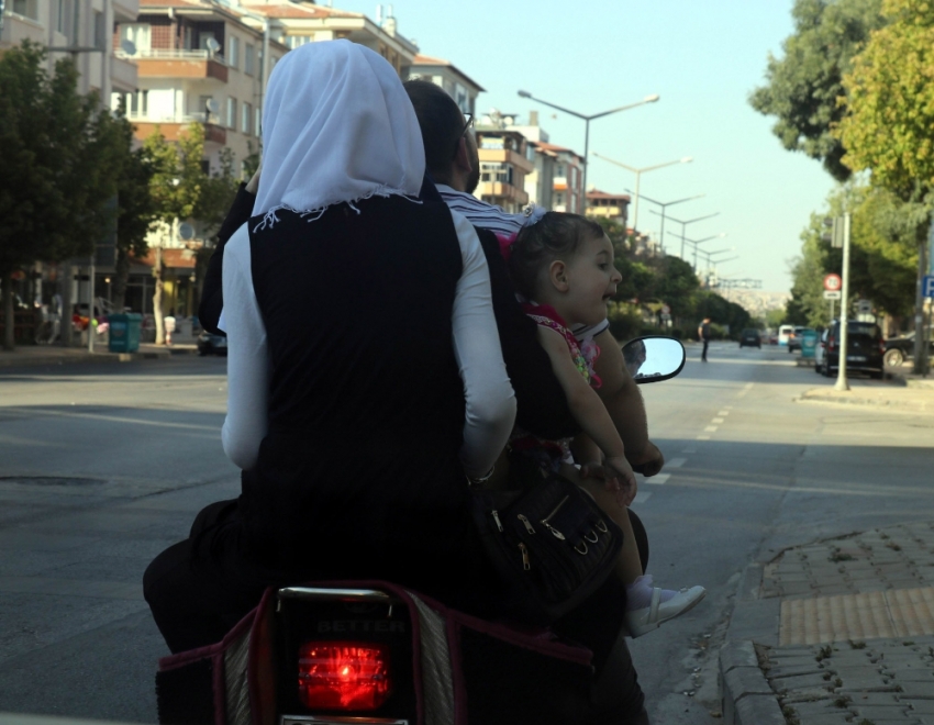 Motosiklet üzerinde tehlikeli yolculuk