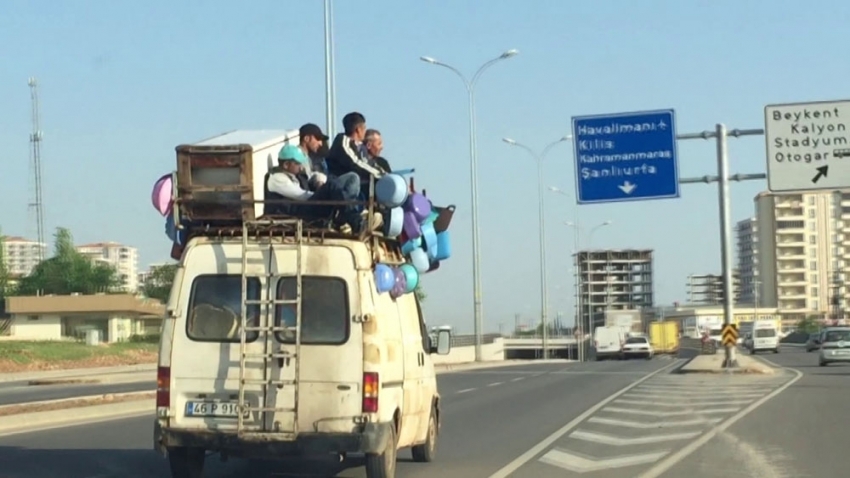 Eşyayla doldurdukları minibüste bakın nasıl yolculuk yaptılar