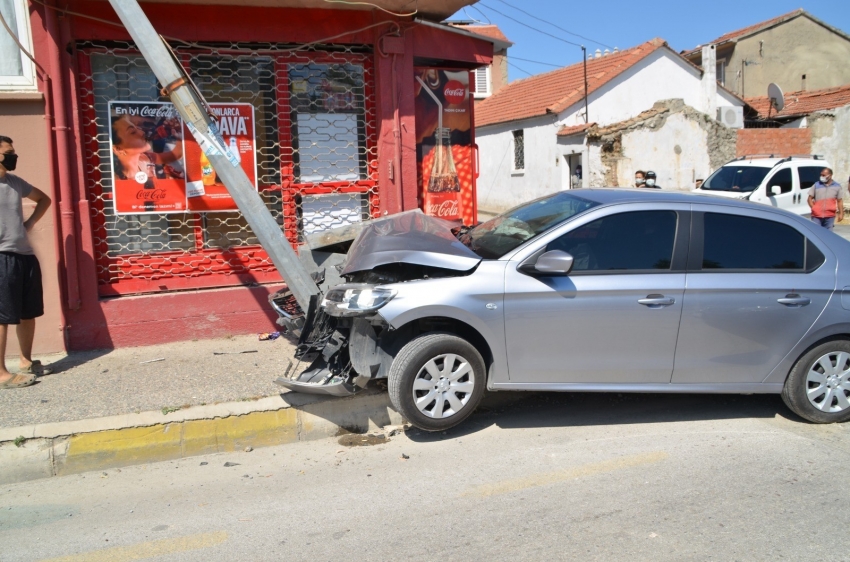 Aydınlatma direğine çarpan sürücü yaralandı