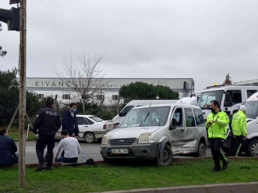 Servis minibüsü ile sivil polis aracı çarpıştı: 2 yaralı