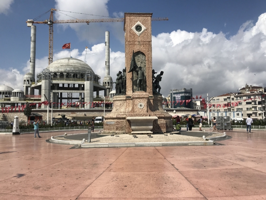 Taksim Cumhuriyet Anıtı’na büyük ayıp