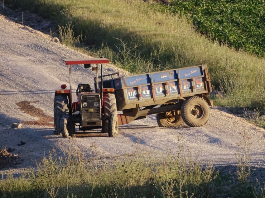 Bomba yüklü traktör