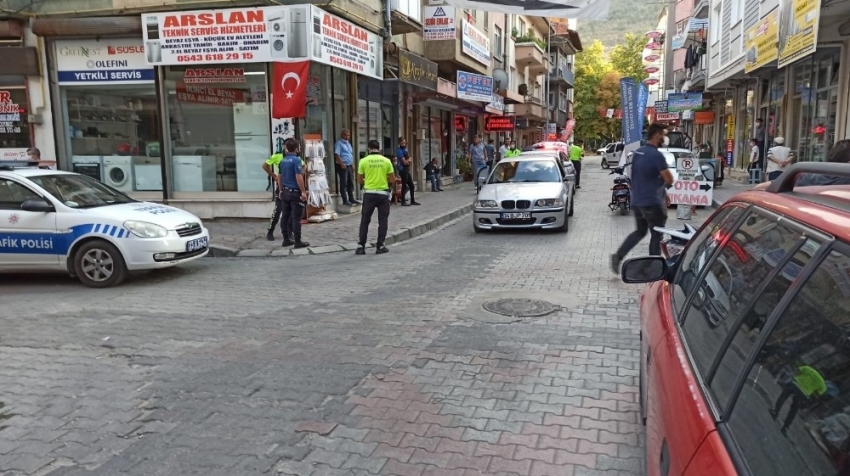 Polisin üstüne otomobilini sürüp kaçan şahıs kovalamaca ile yakalandı