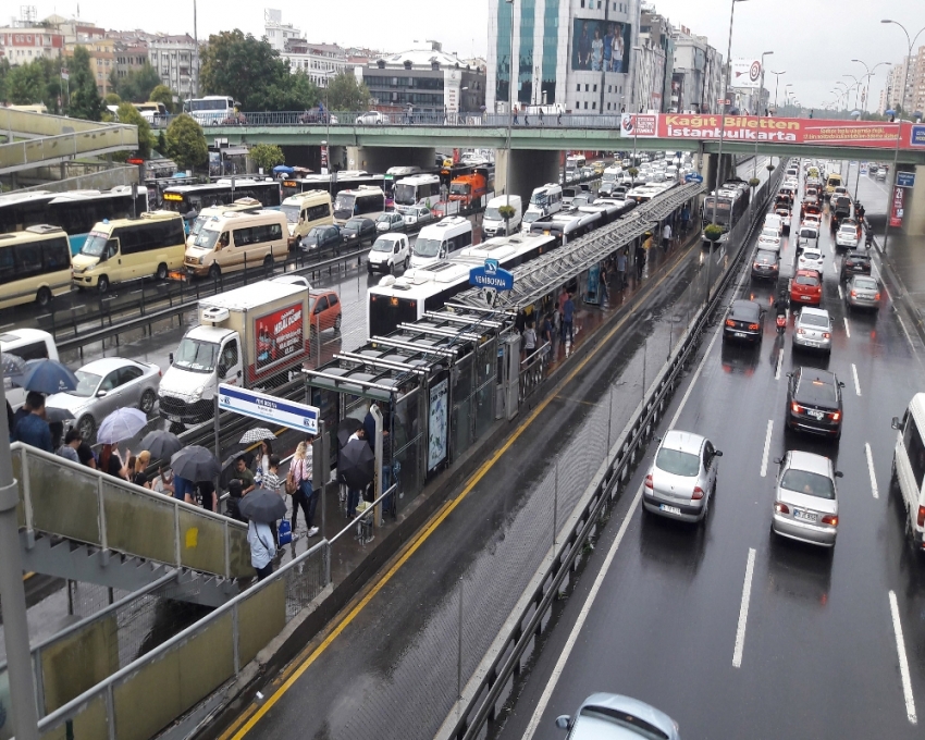 Yağmur trafiği olumsuz etkiliyor