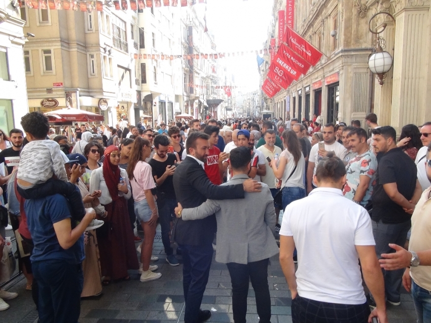 İstiklal Caddesi’nde gökten saçılan paralar izdihama neden oldu 