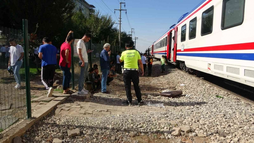 Üst geçit yerine yolu kullanan yaşlı adama tren çarptı