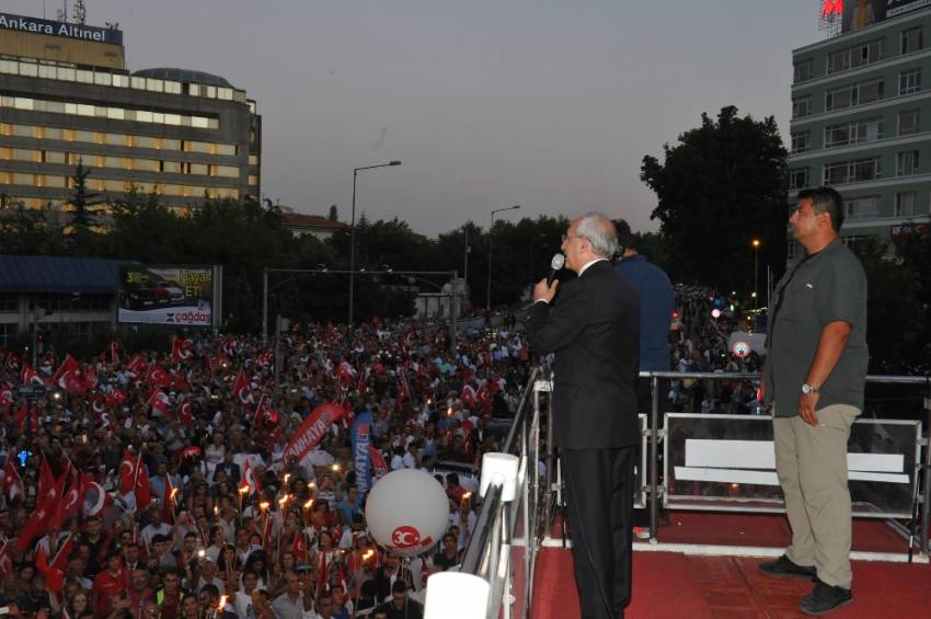 Kılıçdaroğlu ’30 Ağustos’ yürüyüşüne katıldı