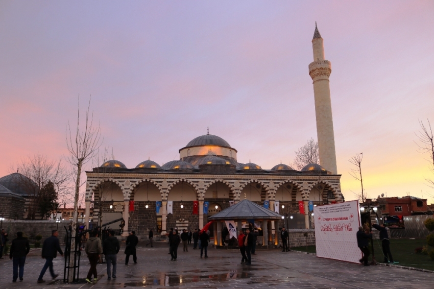 Teröristlerin yakıp yıktığı Kurşunlu Camii ibadete açıldı