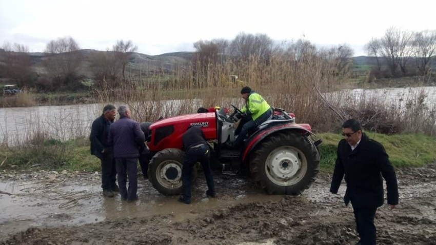 Traktörle çayda mahsur kalan 2 kişiyi itfaiye kurtardı