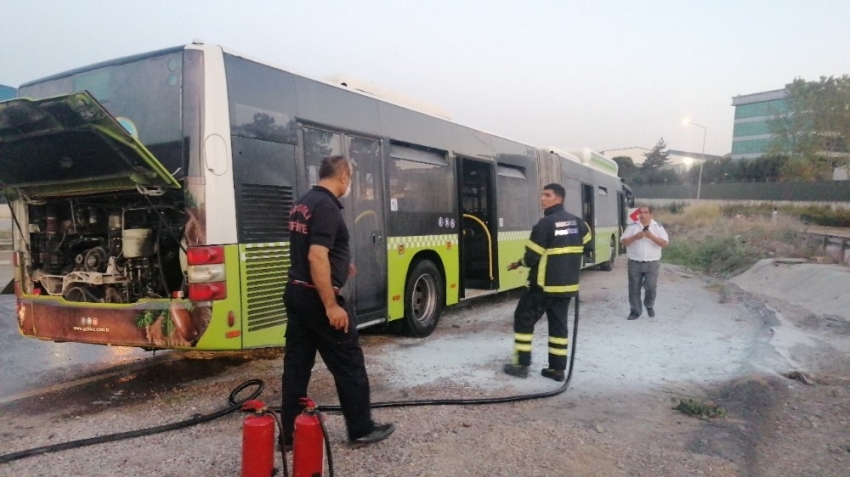 Yolcu otobüsünde çıkan yangın paniğe neden oldu